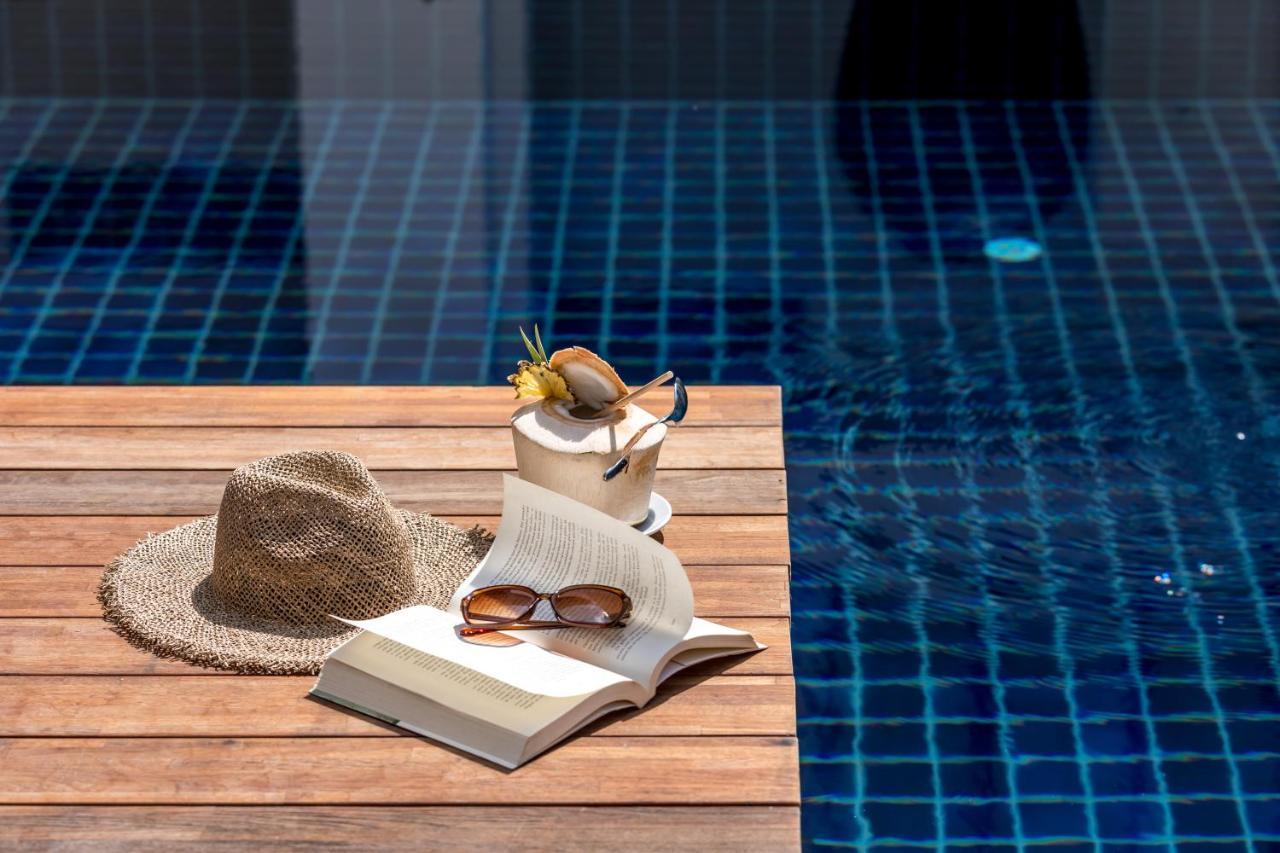 Outrigger Surin Beach Resort - Sha Extra Plus エクステリア 写真 A poolside table