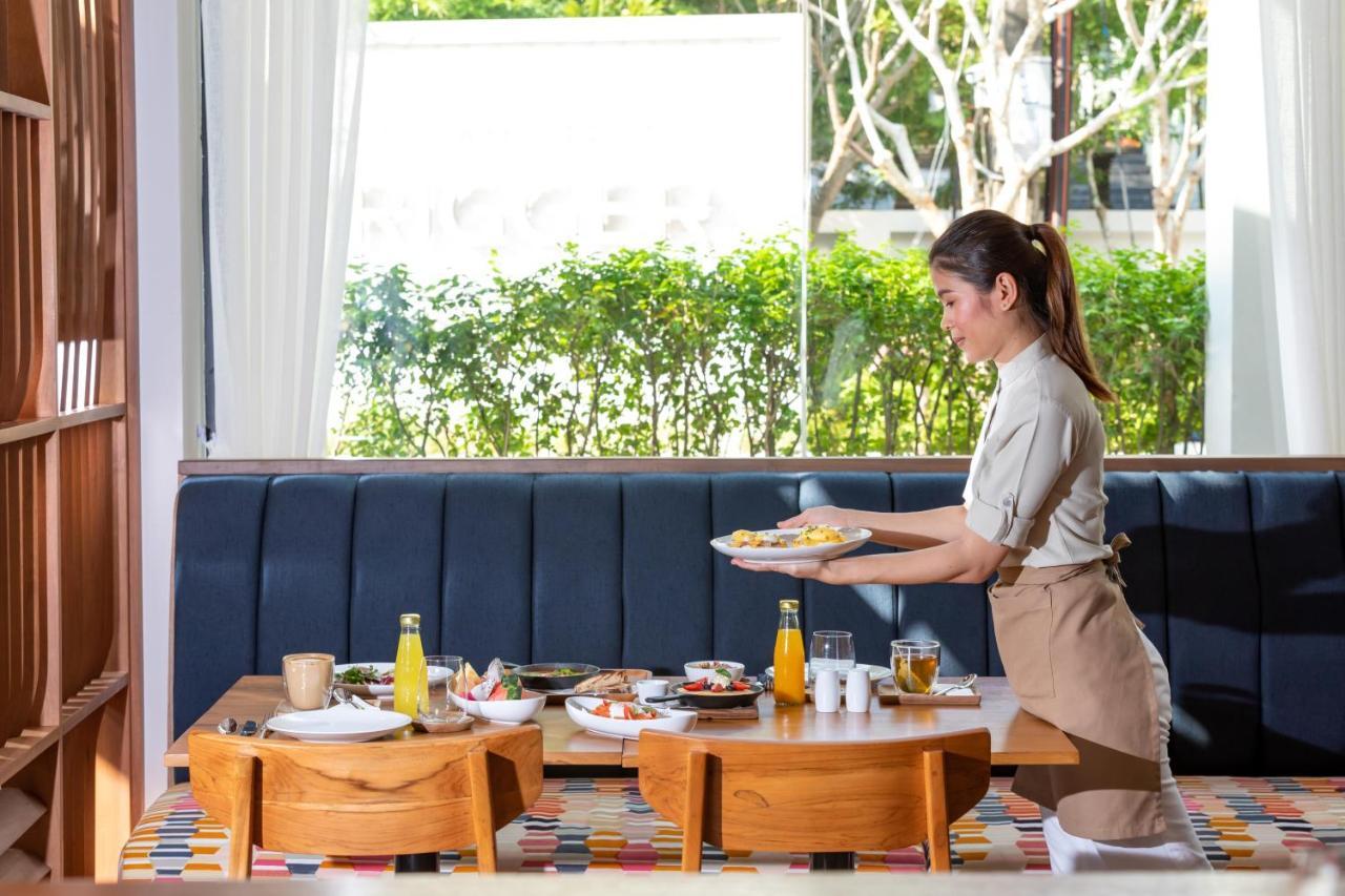 Outrigger Surin Beach Resort - Sha Extra Plus エクステリア 写真 A Thai waitress serving food