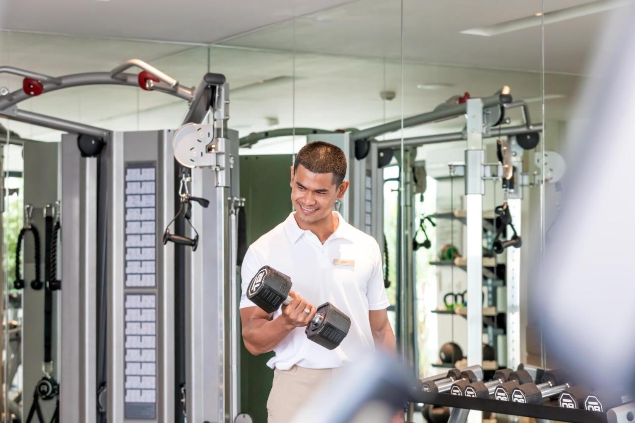 Outrigger Surin Beach Resort - Sha Extra Plus エクステリア 写真 A man lifting a dumbbell