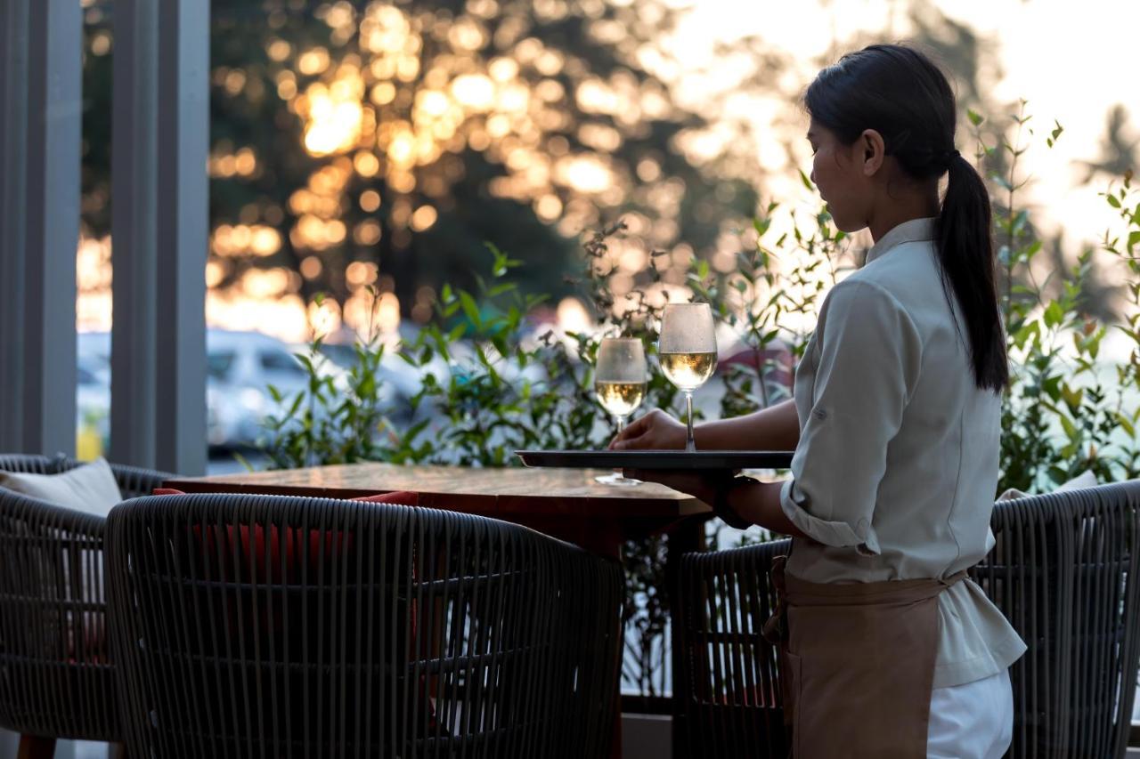Outrigger Surin Beach Resort - Sha Extra Plus エクステリア 写真 A waitress clearing a table