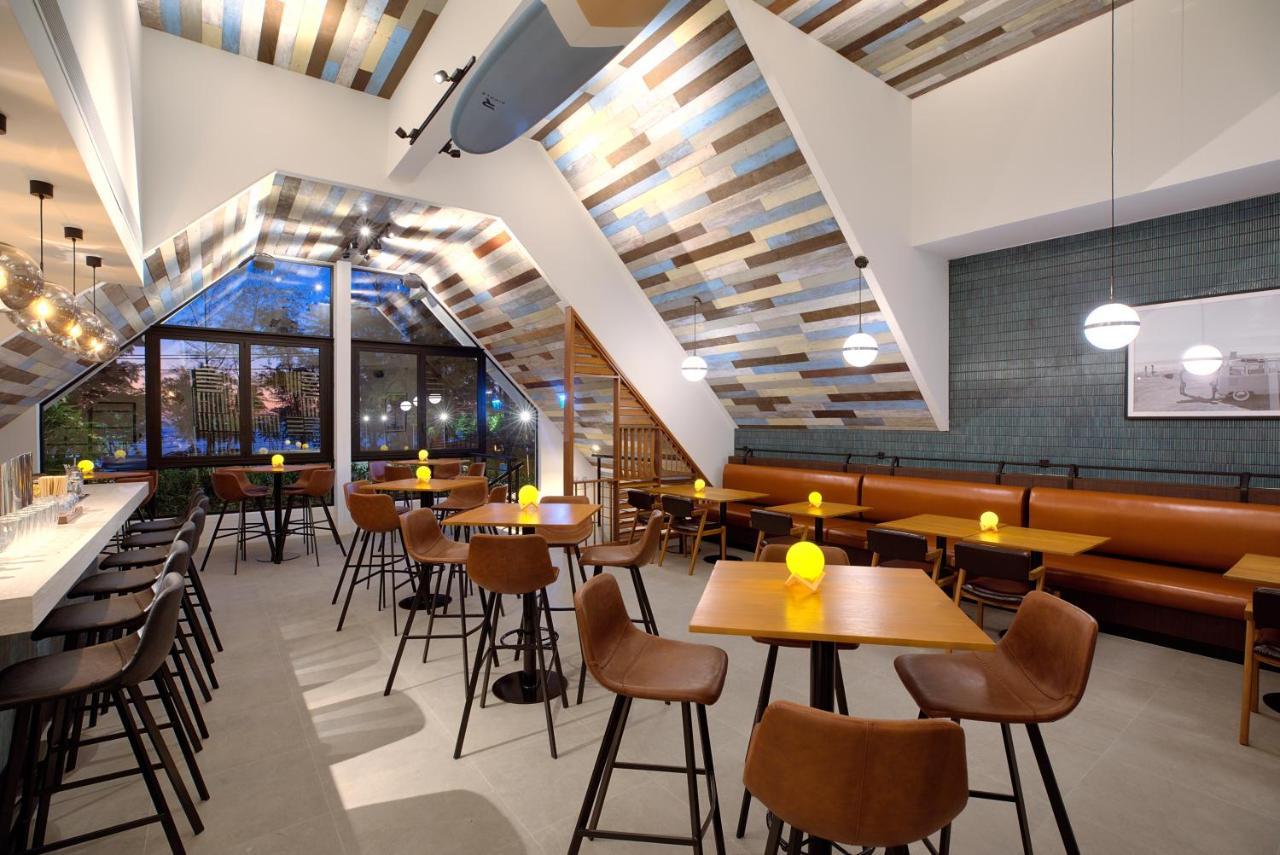 Outrigger Surin Beach Resort - Sha Extra Plus エクステリア 写真 Interior of a Shake Shack restaurant