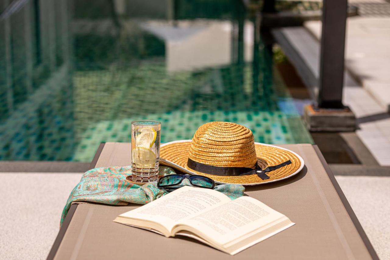 Outrigger Surin Beach Resort - Sha Extra Plus エクステリア 写真 A poolside table