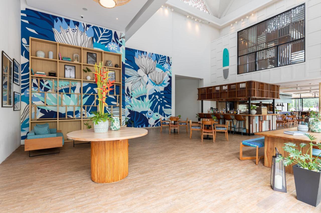 Outrigger Surin Beach Resort - Sha Extra Plus エクステリア 写真 The interior of the library