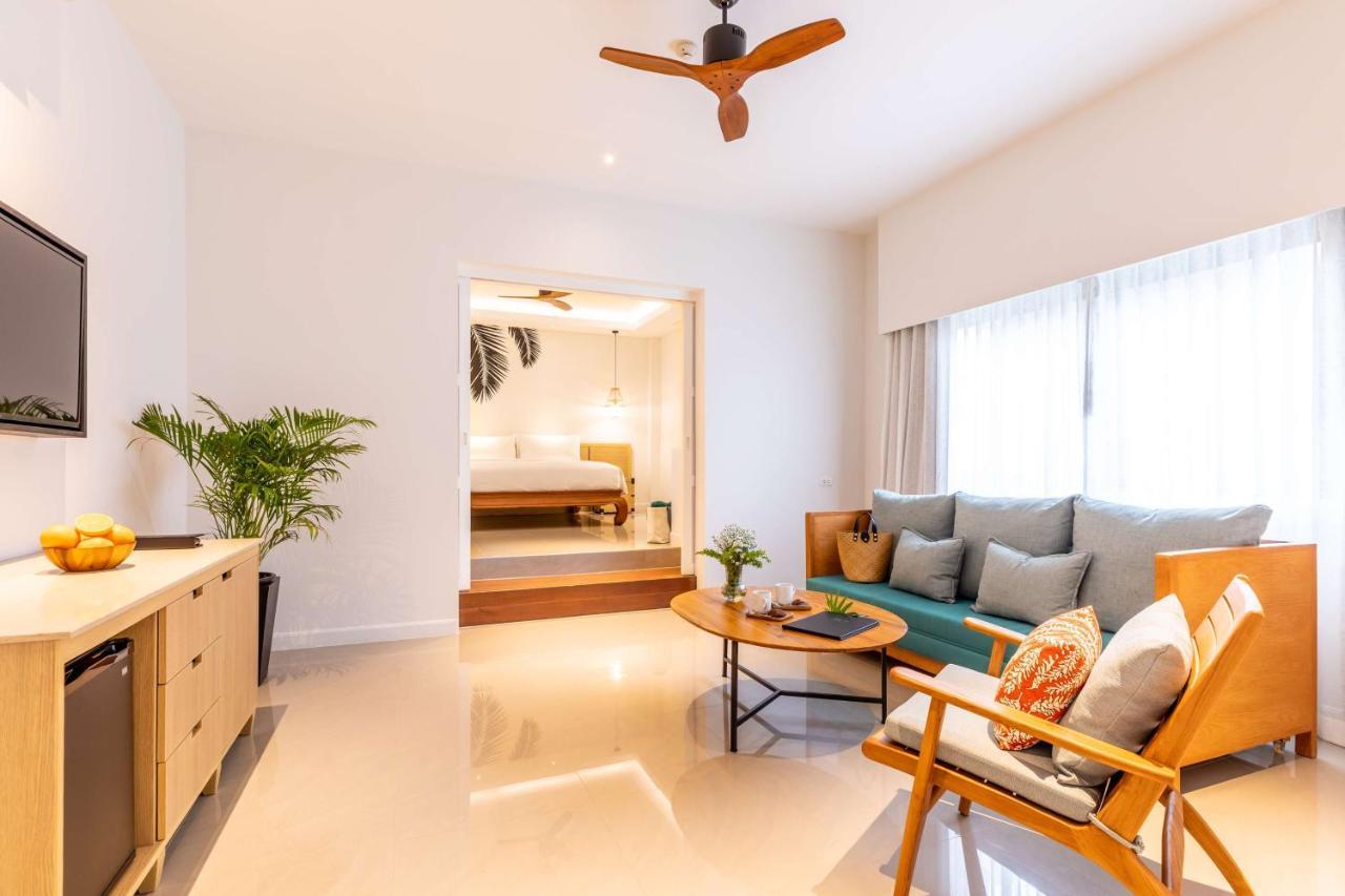 Outrigger Surin Beach Resort - Sha Extra Plus エクステリア 写真 A living room in a serviced apartment in Singapore