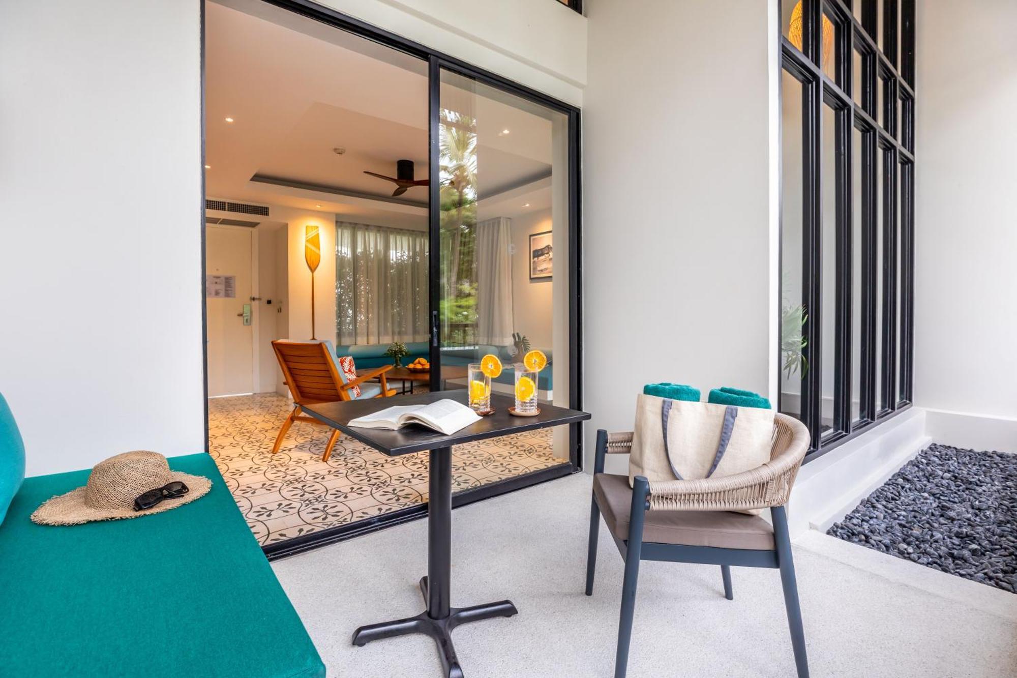 Outrigger Surin Beach Resort - Sha Extra Plus 部屋 写真 A balcony in a hotel room