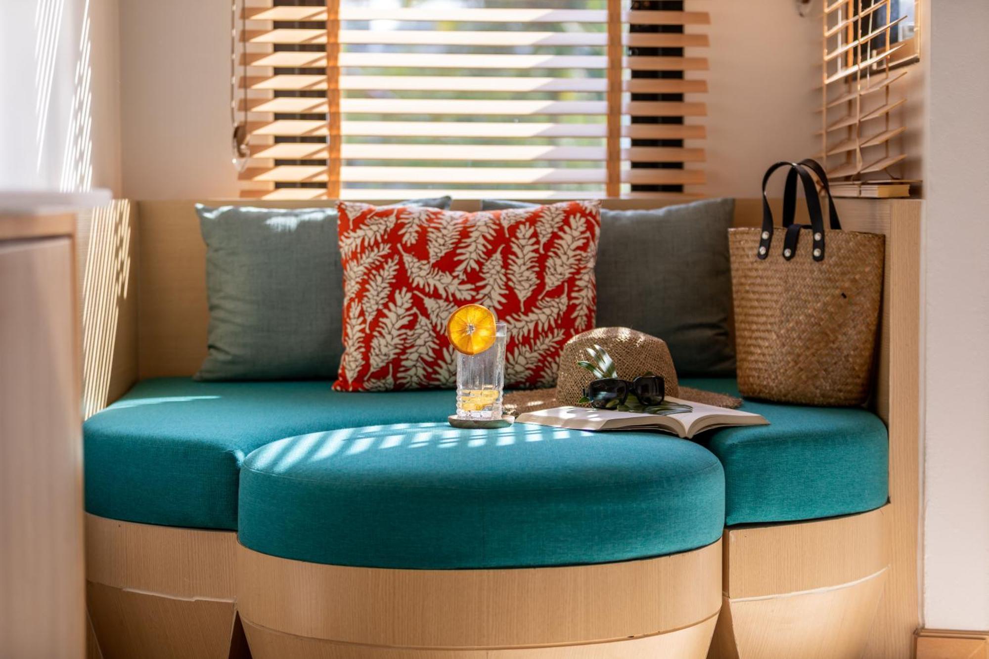 Outrigger Surin Beach Resort - Sha Extra Plus 部屋 写真 Interior of a mobile home