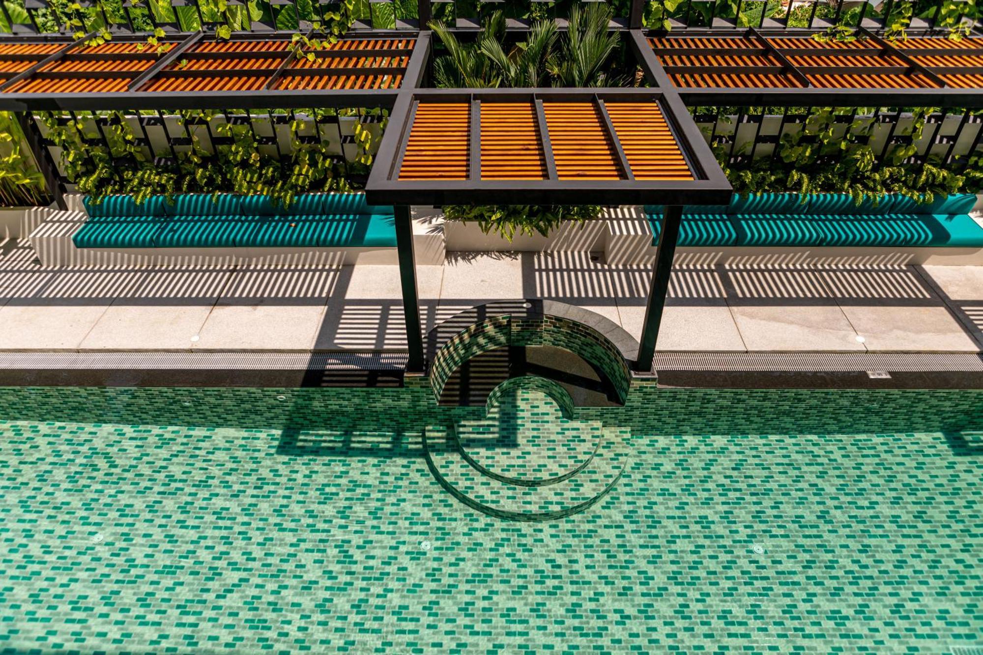Outrigger Surin Beach Resort - Sha Extra Plus 部屋 写真 The swimming pool at the hotel